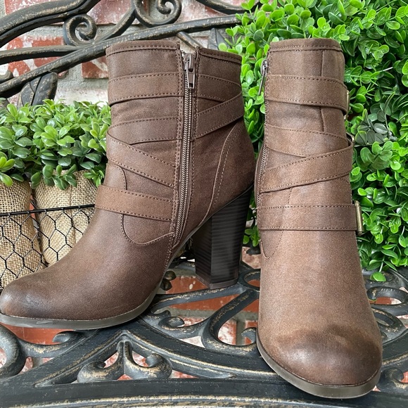 JustFab Binnae High Heeled Bootie; Brown Suede W/Multi-Straps & Buckles; Size 9 - Picture 7 of 13